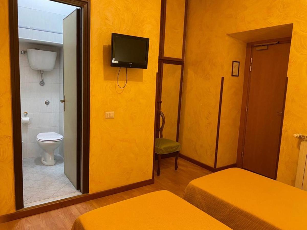 Готель Roma Castle Termini Екстер'єр фото